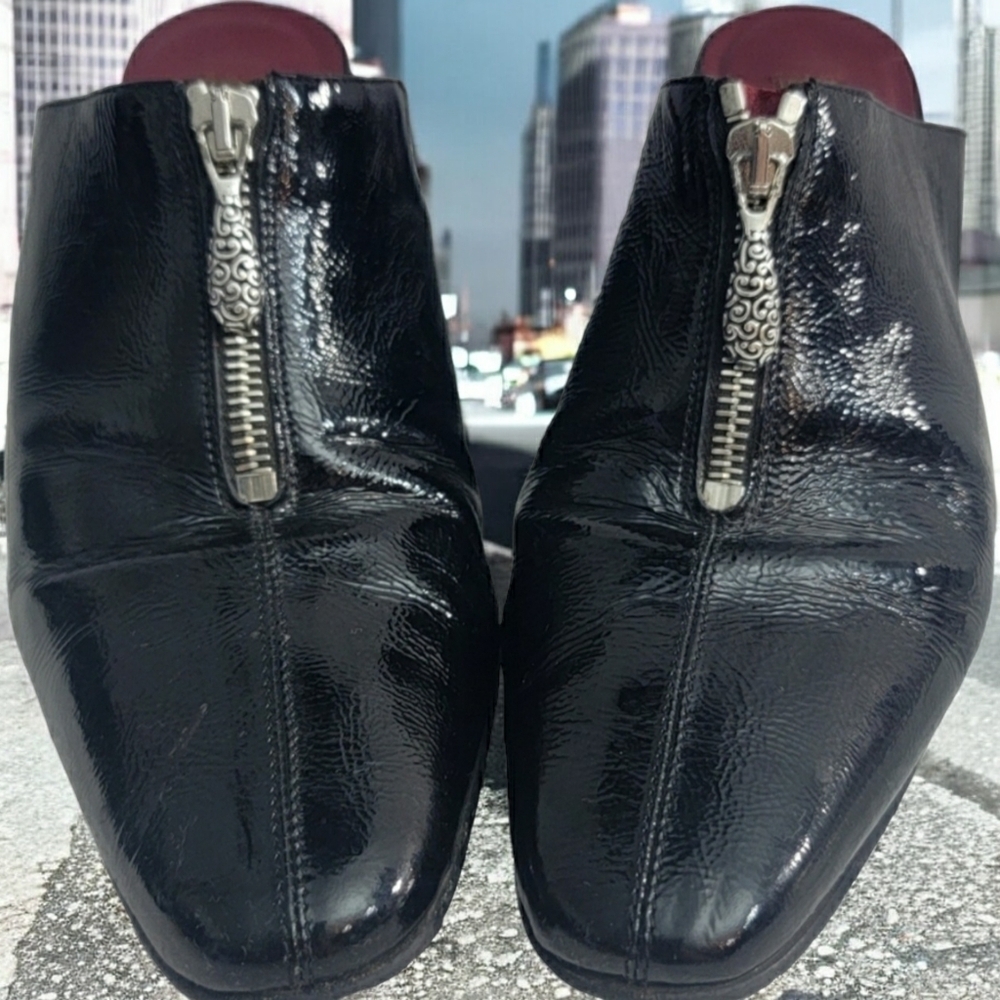Brighton Vintage woman's size 9M. These are very shinny Patten leather.
